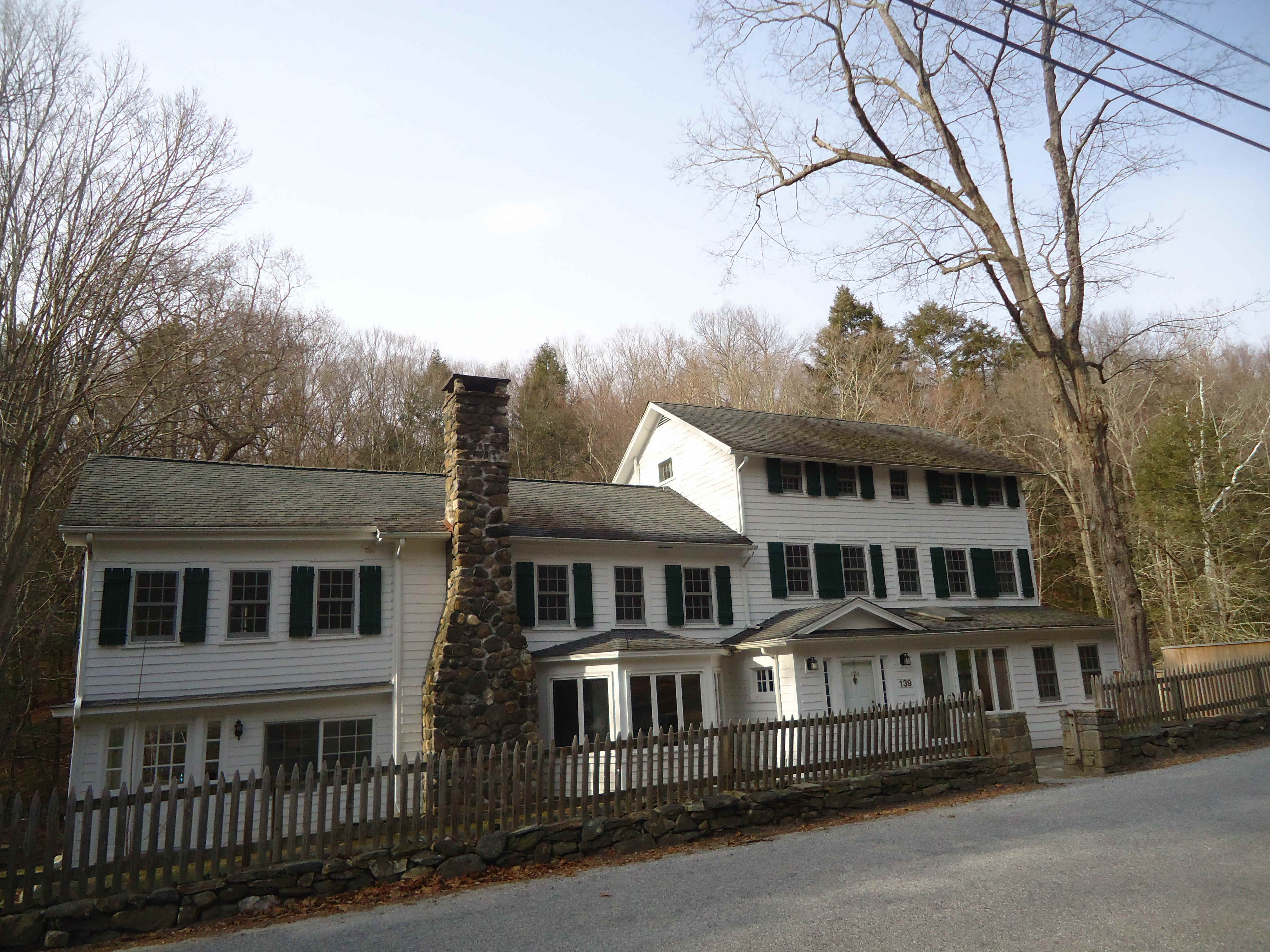 Building photograph for 139 HEMLOCK RD